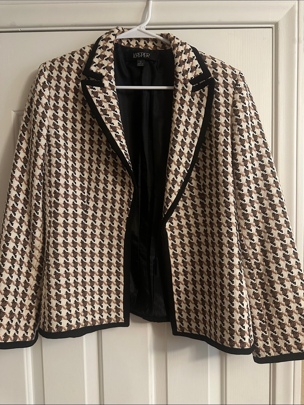 Kasper Two-Tone Houndstooth Blazer in Cream, Brown & Black Trim
